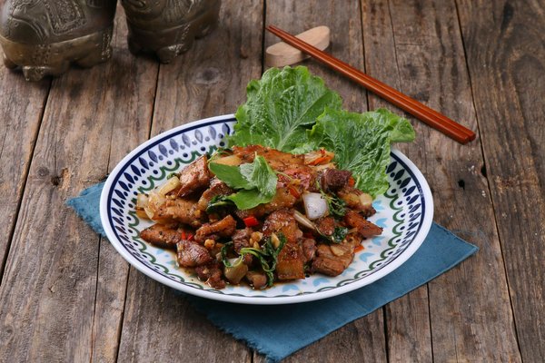 Kreative Einsatzmöglichkeiten von Statement-Stoffen wie Brokat in der Alltagsmode