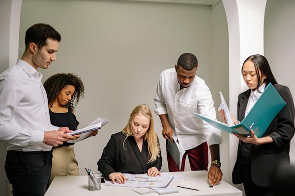 Effiziente küchengestaltung für mehrgenerationen-haushalte: maximieren sie ihren stauraum!